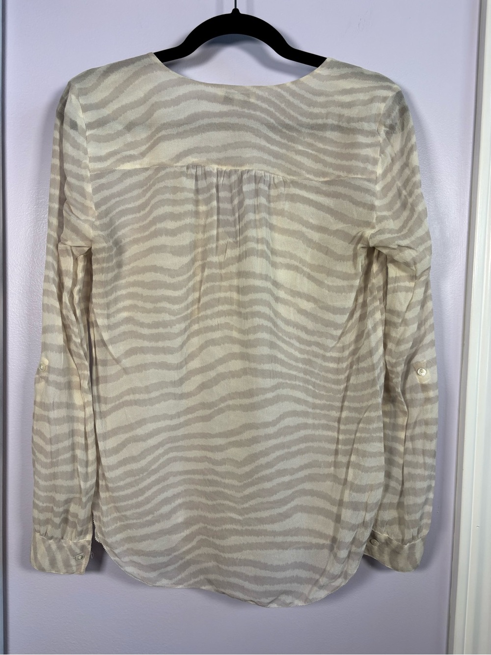 Babaton Aritzia Beige and Cream Zebra-Print Silk Chic V-Neck Blouse Size Small - Picture 5 of 10